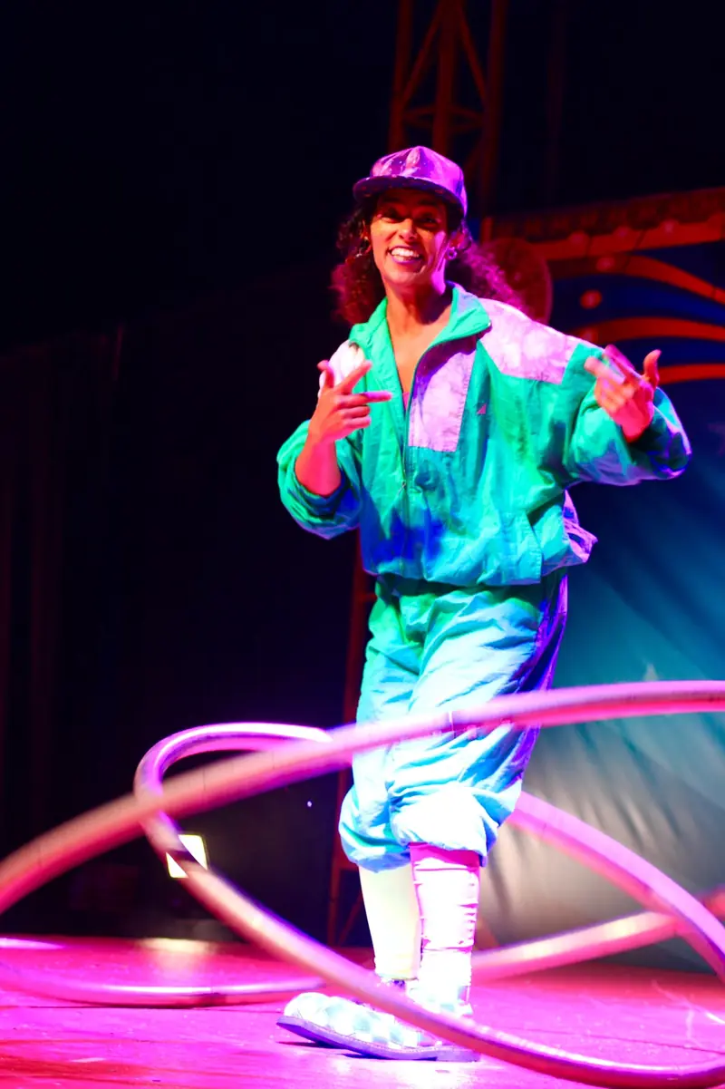 Retrato de Tami, artista de circo y actriz.