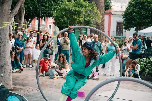 TamiCircO actuando con una rueda Cyr en escena.