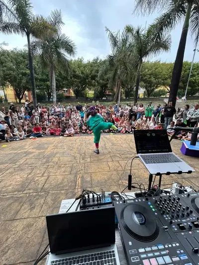 DJTami interactúa con el público durante la función.
